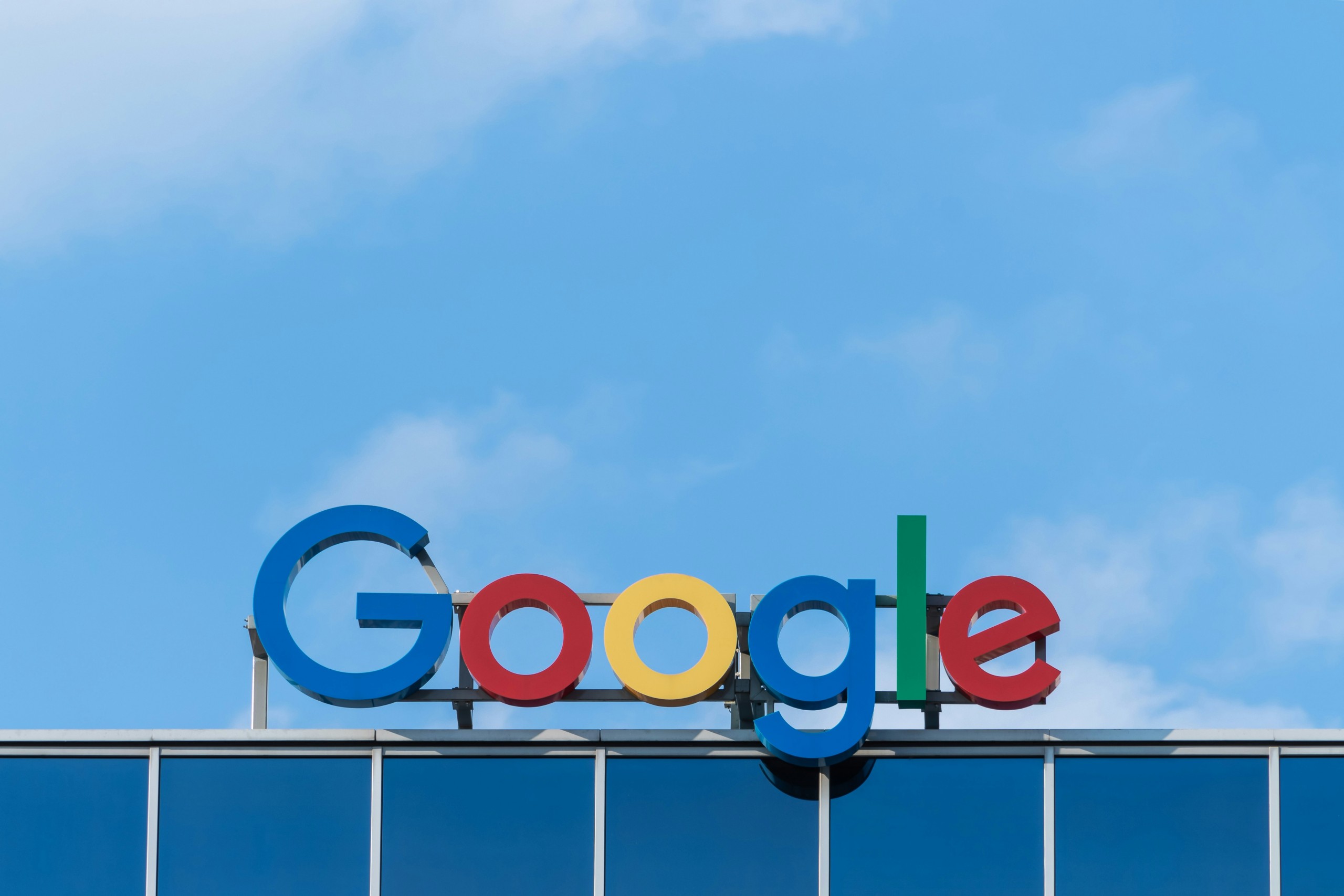Google открыл каталог Google Play сторонним магазинам приложений в США: что это значит для бизнеса